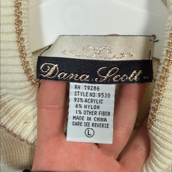 Vintage Dana Scott Festive Cream Sweater with Ornament Design - Picture 8 of 10